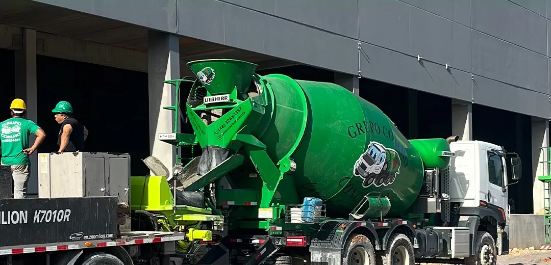 Betoneira do Grupo Coelho em concretagem de obra comercial
